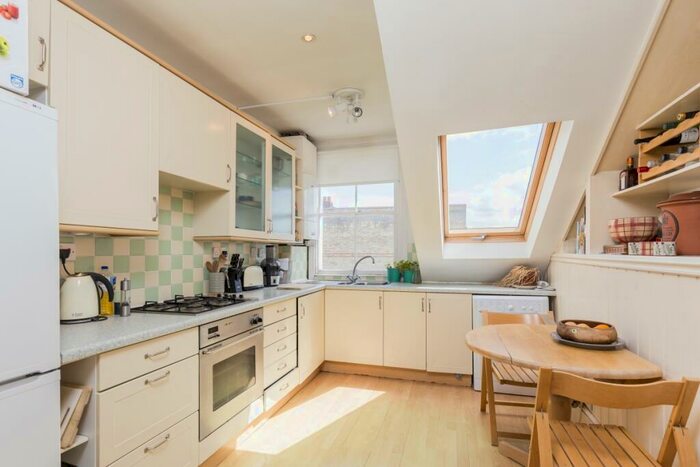2 Bedroom Flat To Rent In Broomwood Road, SW11