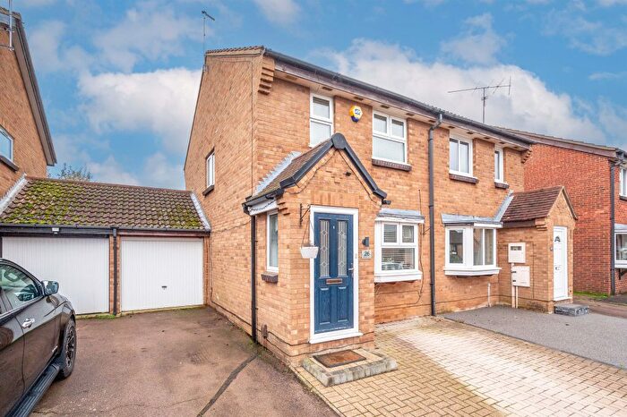 3 Bedroom Semi-Detached House For Sale In Sandpiper Close, Burton Latimer, Kettering, NN15