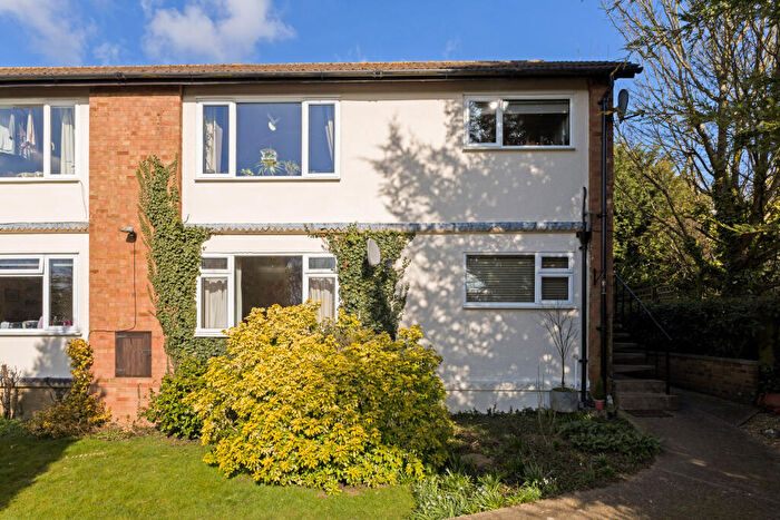 2 Bedroom Maisonette For Sale In Hill Close, Harpenden, AL5