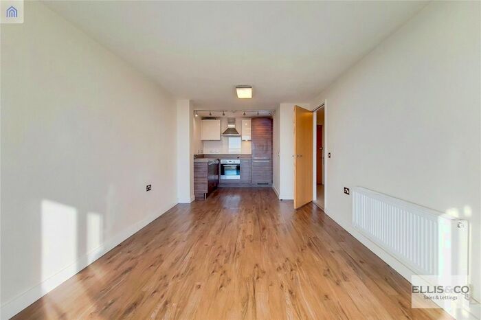 2 Bedroom Flat To Rent In The Green, Southall UB2