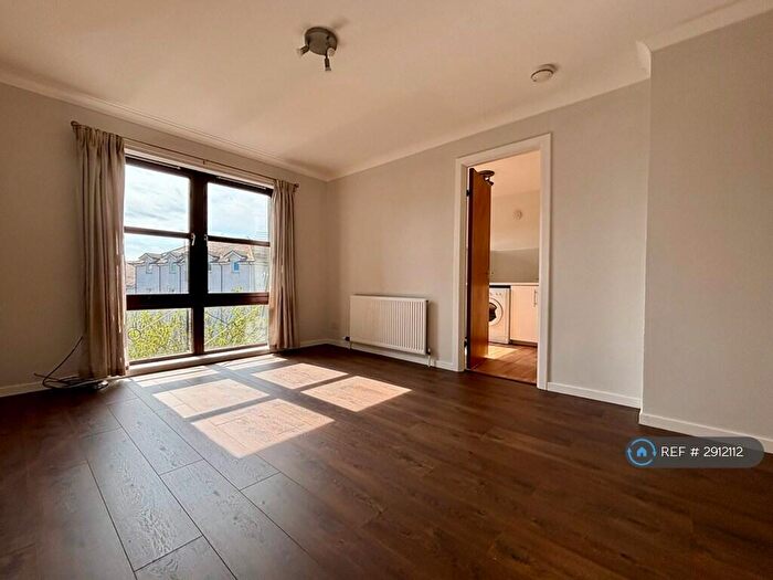 2 Bedroom Flat To Rent In Roslin Place, Aberdeen, AB24