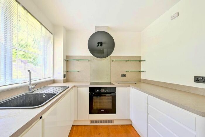 3 Bedroom Flat To Rent In Rookwood Court, Guildford, Guildford, GU2