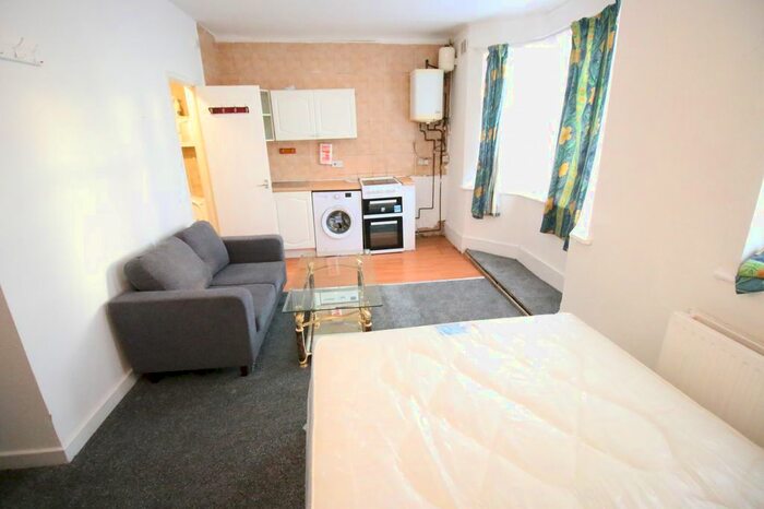 Studio To Rent In Wellington Road South, Hounslow, Greater London TW4