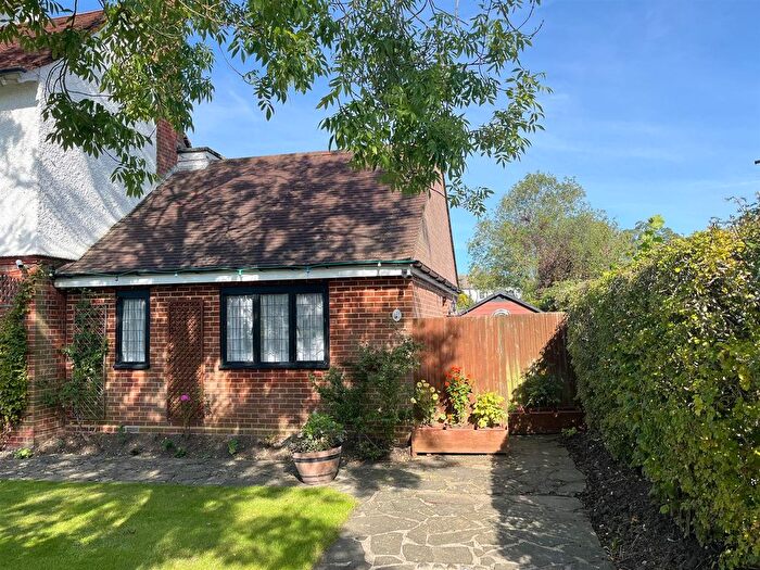 1 Bedroom Flat To Rent In Crescent Road, Burgess Hill, RH15