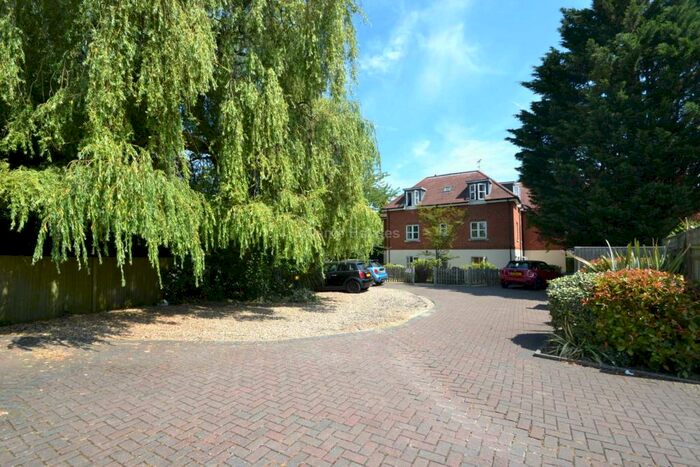 2 Bedroom Flat To Rent In Wessex Gate, Reading, RG2