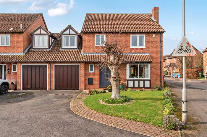 4 Bedroom Link Detached House For Sale In Hurford Drive, Thatcham, RG19