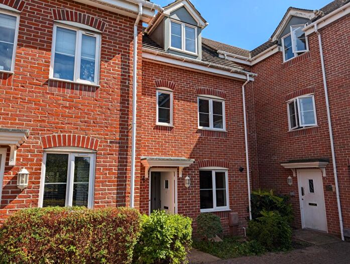 4 Bedroom Town House To Rent In Chichester, PO19