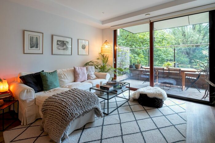 2 Bedroom Flat To Rent In Knaresborough Drive, London, SW18