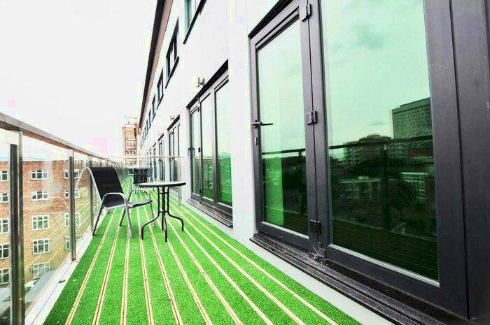 3 Bedroom Flat To Rent In Commercial Road, London, E1