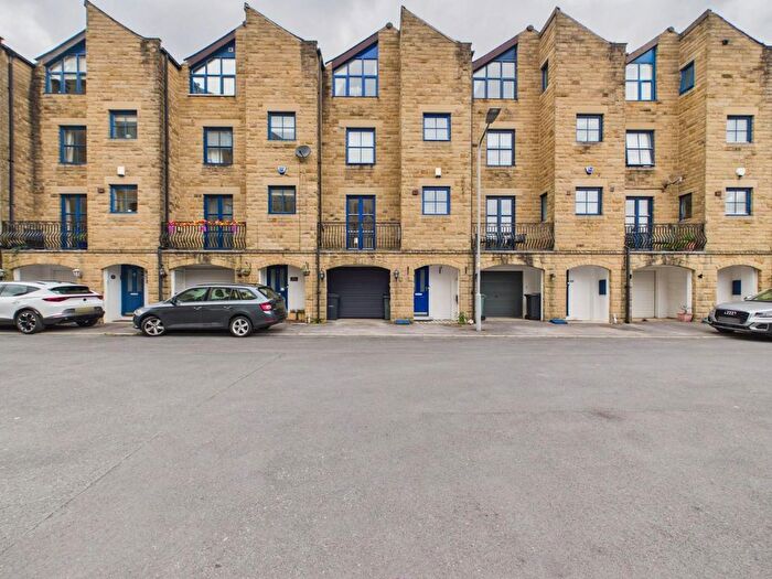4 Bedroom Town House For Sale In The Locks, Bingley, BD16