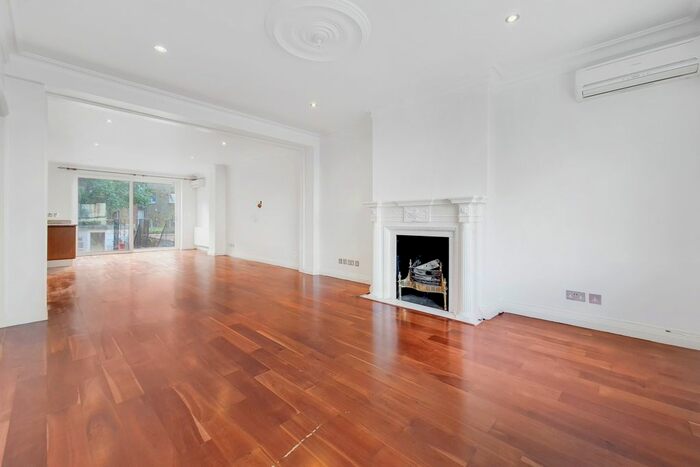 3 Bedroom Flat To Rent In Warwick Gardens, Kensington, W14