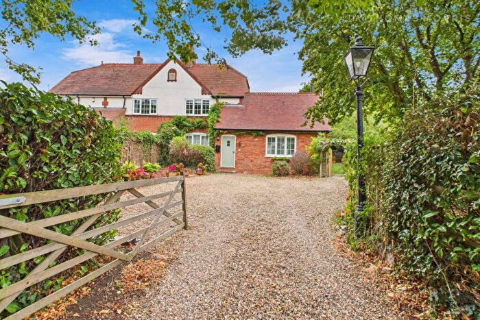 4 Bedroom Semi-Detached House For Sale In Dunton Lane, Biggleswade, Bedfordshire, SG18