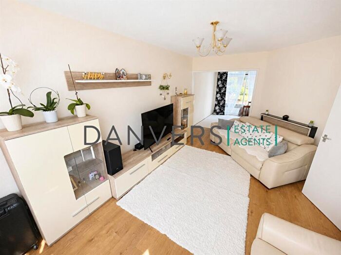 3 Bedroom Semi-Detached House To Rent In Glenfield Road, Leicester, LE3
