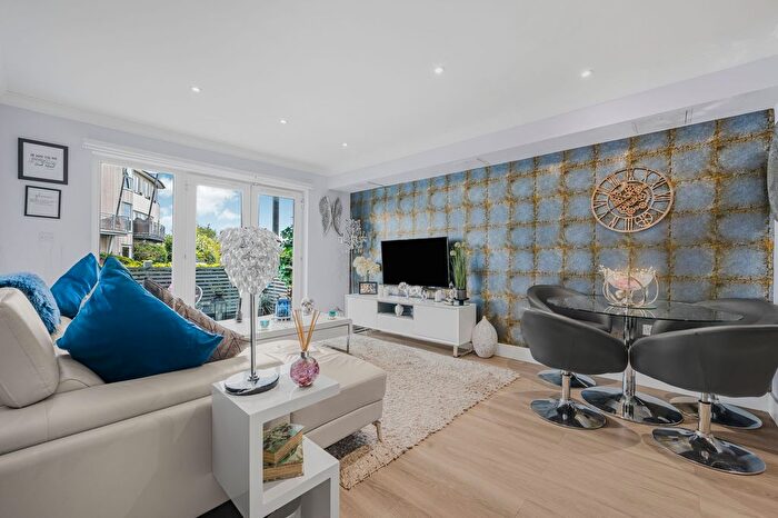 2 Bedroom Flat For Sale In Bridge House, Bridge Wharf, Chertsey, KT16
