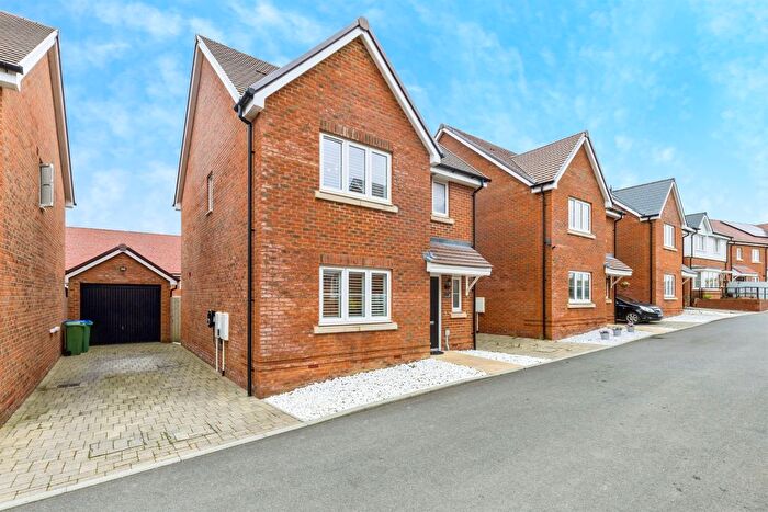 3 Bedroom Detached House For Sale In Flint Street, Faygate, Horsham, RH12