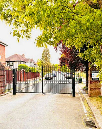 3 Bedroom Flat For Sale In Grove Avenue, Sutton, SM1