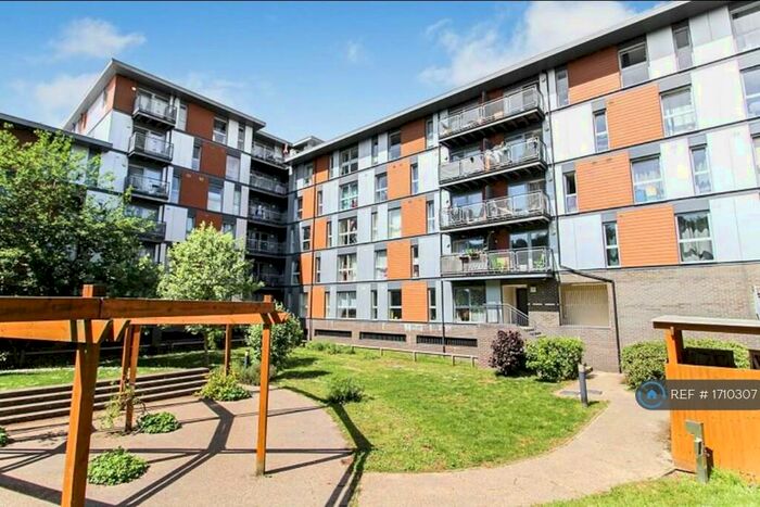 2 Bedroom Flat To Rent In Page Court, Crawley, RH10