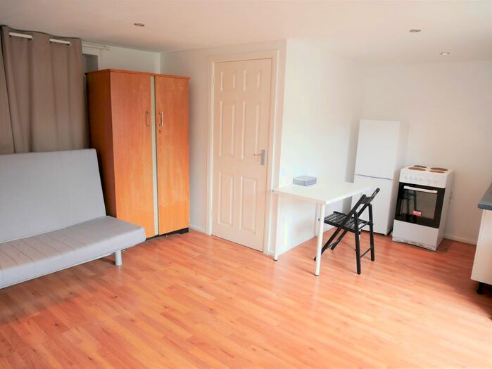 Studio To Rent In Vincent Road, Isleworth, TW7