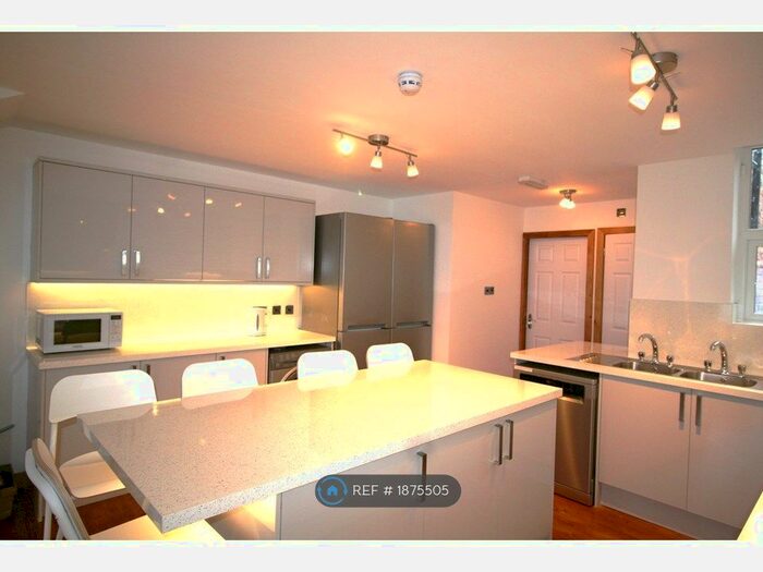 7 Bedroom Semi-Detached House To Rent In Brailsford Road, Manchester, M14