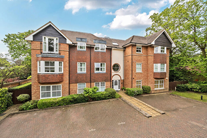 2 Bedroom Flat For Sale In Old Woking Road, West Byfleet, KT14