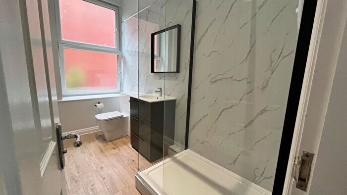 2 Bedroom Apartment To Rent In Broomfield Crescent, Leeds, LS6