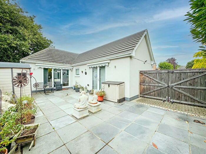 1 Bedroom Detached Bungalow For Sale In Wedgwood Way, Rochford, SS4