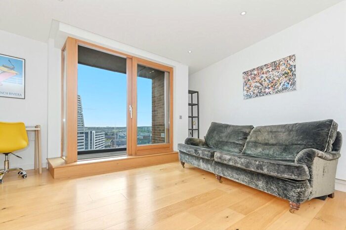 2 Bedroom Apartment For Sale In Candle House, Wharf Approach, LS1