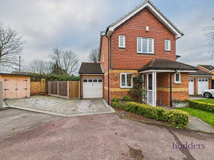 3 Bedroom Semi Detached House For Sale In Sherbourne Gardens, Shepperton, Surrey, TW17