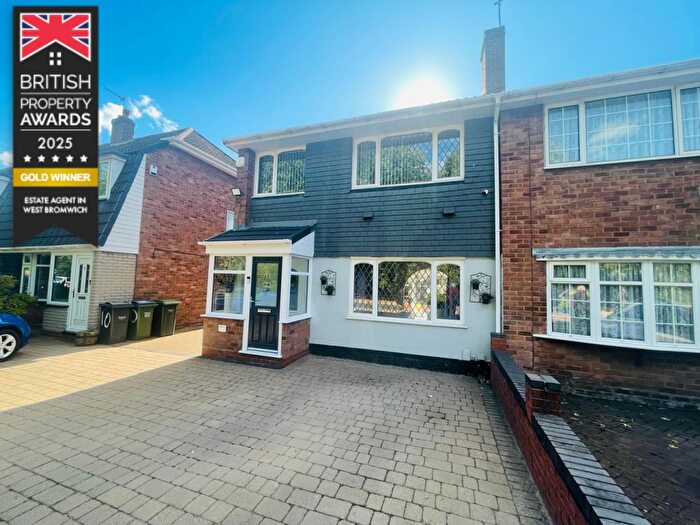 3 Bedroom Semi-Detached House For Sale In Stanhurst Way, West Bromwich, B71