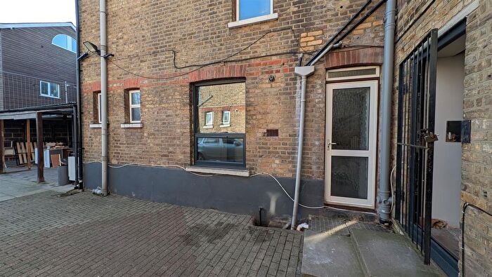 Studio To Rent In Green Lanes, London, N13