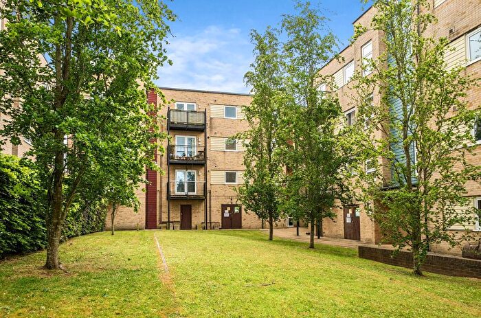 2 Bedroom Flat For Sale In Hut Farm Place, Chandler's Ford, SO53