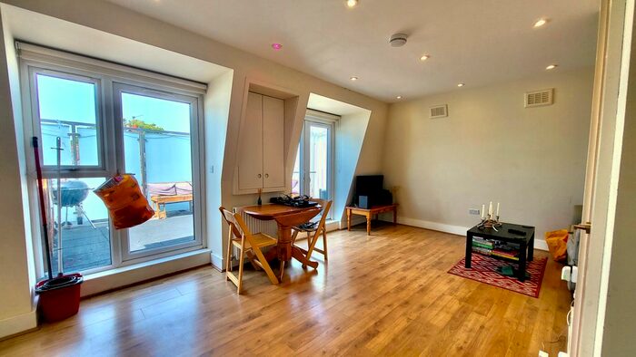 2 Bedroom Flat To Rent In Treport Street, Wandsworth, SW18