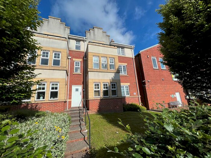 2 Bedroom Flat To Rent In Coniston House, Spinner Croft, Chesterfield, Derbyshire, S40