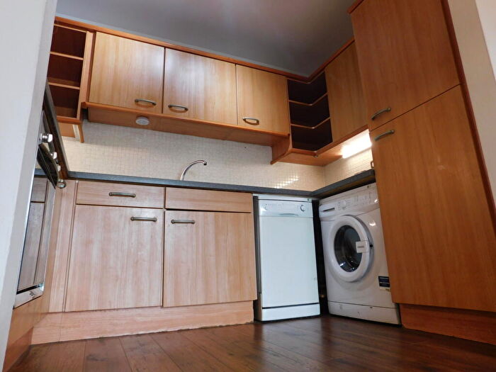 2 Bedroom Flat To Rent In , Albion Gardens, Edinburgh, EH7