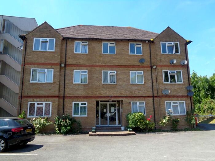 2 Bedroom Flat To Rent In Wesley Dene, High Wycombe, HP13