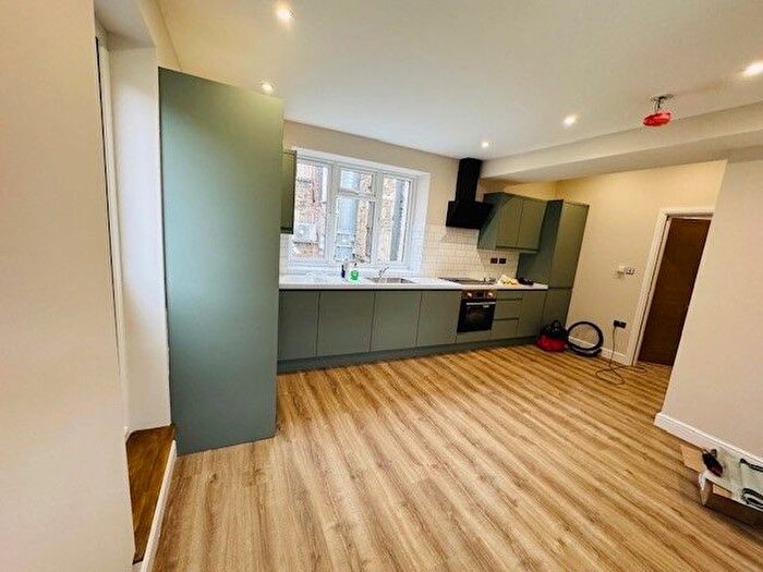 3 Bedroom Maisonette To Rent In Bethnal Green Road, Bethnal Green, E2