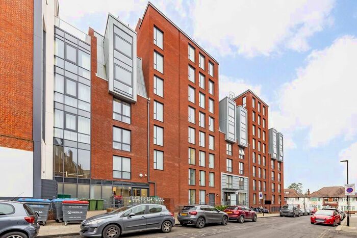 3 Bedroom Flat To Rent In Gaumont Place, London, SW2