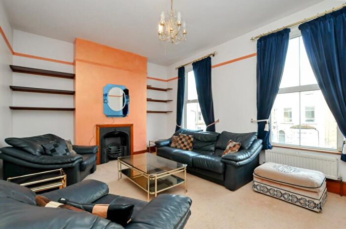 3 Bedroom Flat To Rent In Walford Road, Stoke Newington, N16