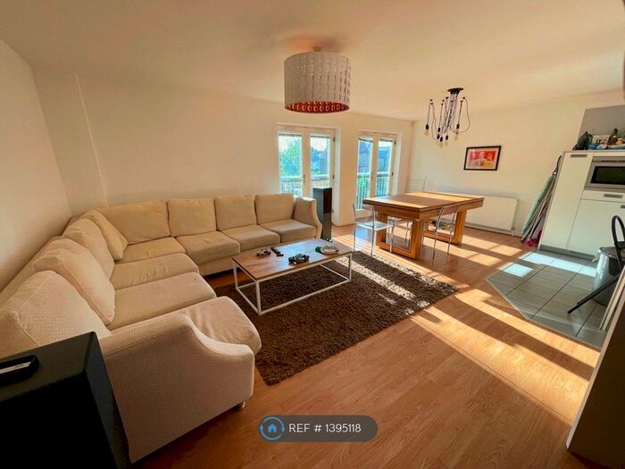 3 Bedroom Flat To Rent In Tottenham Road, London, N1