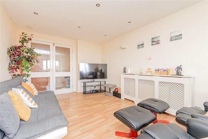 2 Bedroom Flat For Sale In Griffin Walk, Greenhithe, Kent, DA9