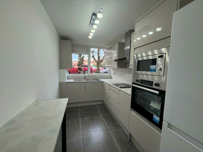 2 Bedroom Flat To Rent In Kirby Close, Hainault, Essex, IG6