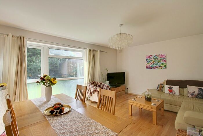 1 Bedroom Flat To Rent In Windsor Court, London, N14