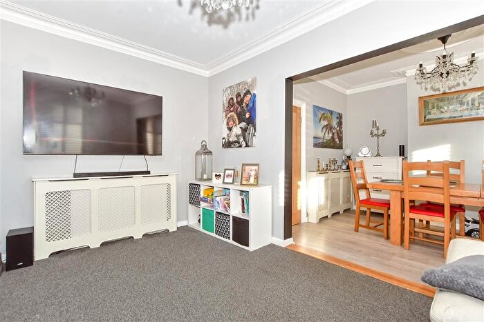 3 Bedroom End Of Terrace House For Sale In Penhale Road, Portsmouth, Hampshire, PO1