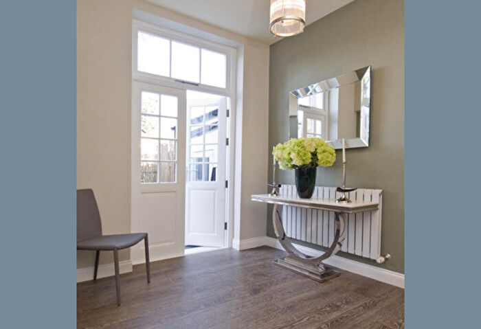 2 Bedroom Flat To Rent In - Fulham Road, London, SW10