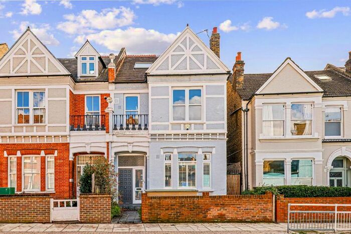 3 Bedroom Flat To Rent In Allfarthing Lane, London, SW18