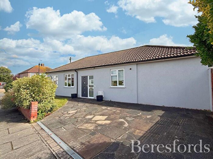 2 Bedroom Bungalow For Sale In Sunningdale Road, Rainham, RM13