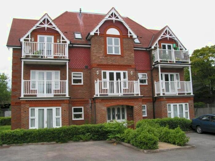 2 Bedroom Flat To Rent In The Grange, Gresham Road, Staines, TW18