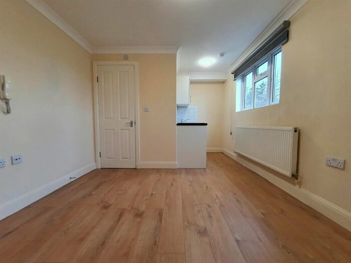 Studio To Rent In Rivulet Road, London, N17