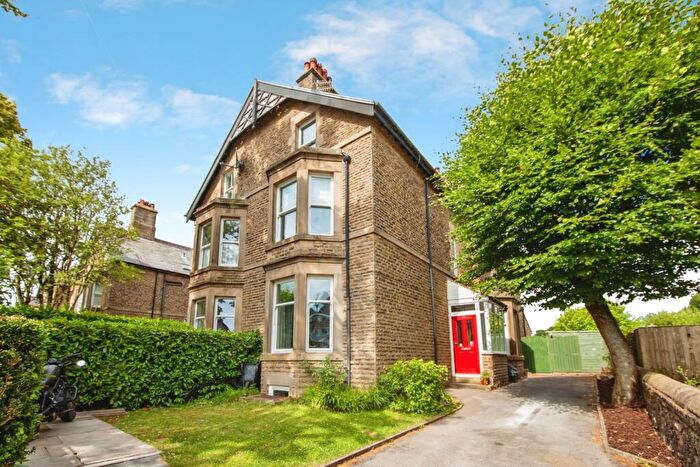 5 Bedroom Semi Detached House For Sale In White Knowle Road, Buxton, Derbyshire, SK17