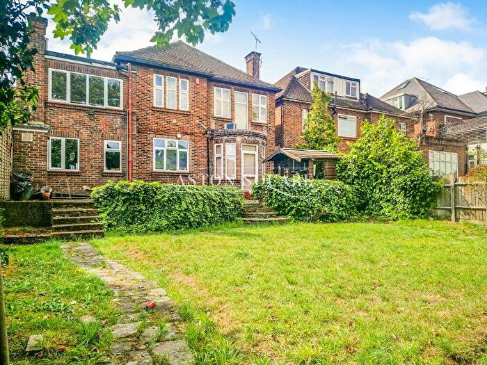 6 Bedroom House For Sale In Green Lane, London, NW4